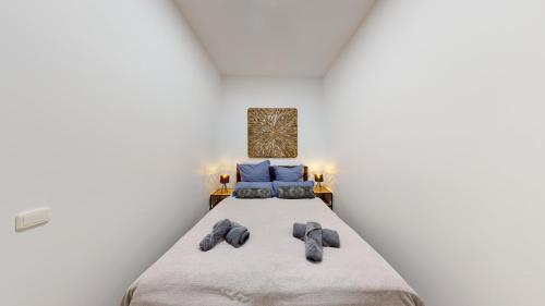 1 dormitorio con 1 cama con almohadas azules en SweetHome - Luxus pur - große Küche, Stellplatz, WiFi, en Magdeburgo