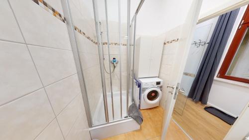 La salle de bains est pourvue d'une douche et d'un lave-linge. dans l'établissement SweetHome - Luxus pur - große Küche, Stellplatz, WiFi, à Magdebourg