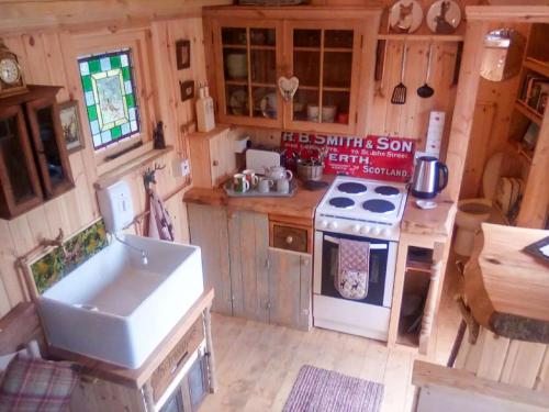 an overhead view of a kitchen in a log cabin at Holiday Home Shepherds Hut by Interhome in Bearnock