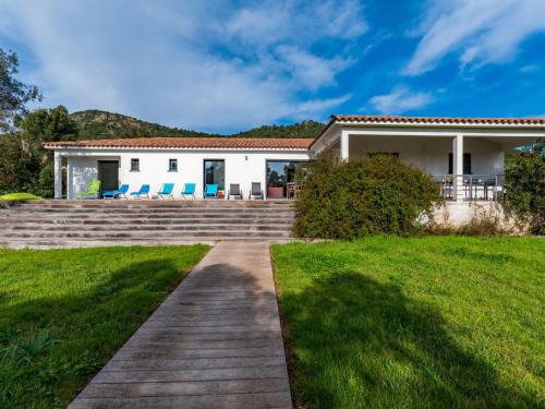 une maison avec un chemin qui y mène dans l'établissement Villa Villa Fautea by Interhome, à Sainte-Lucie de Porto-Vecchio