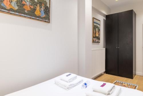 - une chambre avec 2 serviettes blanches sur une table dans l'établissement Spacious apartement - 4BR-10P - Paris Center, à Paris