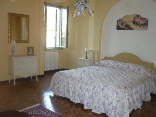a bedroom with a bed and a dresser and a window at Cascina CORTEPRIMAVERA, B&B del Baliot in Passirano