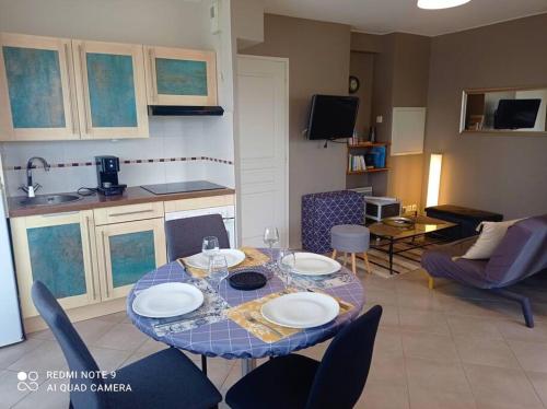 d'un salon avec une table et des plaques de cuisson. dans l'établissement Appartement proche plage, à Saint-Nazaire