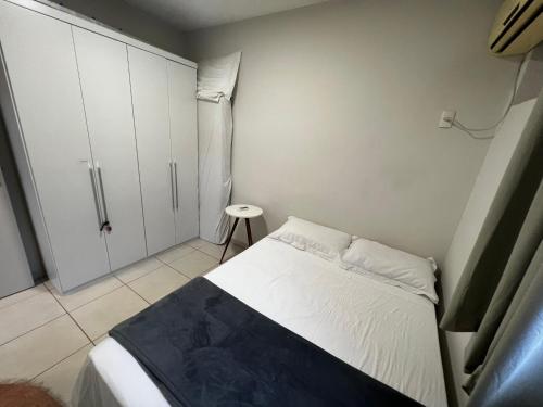 um pequeno quarto com uma cama e um closet em Apartamento 4 andar Completo em Condomínio Residencial Familiar em Porto Velho