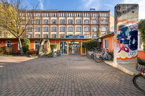 um grande edifício com bicicletas estacionadas em frente em a&o Berlin Friedrichshain em Berlim