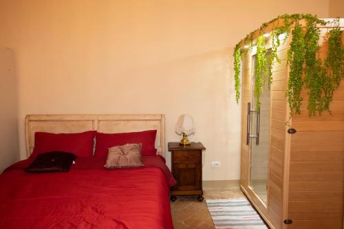 1 dormitorio con 1 cama con edredón rojo en I' Quercecchio-Relax tra le torri en San Gimignano