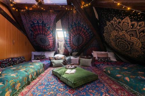 een kamer met 2 bedden in een kamer met gordijnen bij Fairytale Duplex - Billiard - Whirlpool - Home Cinema - Old Town in Praag