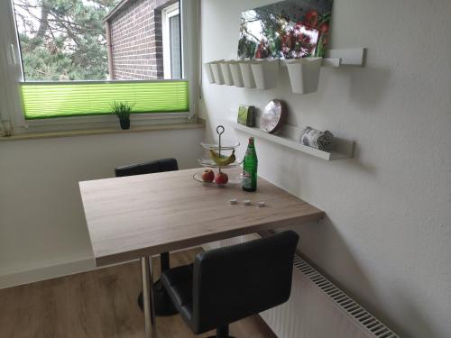 mesa de comedor con 2 sillas y ventana en Gemütliche Wohnung "Charly" zum Wohlfühlen zu allem gut angebunden en Paderborn