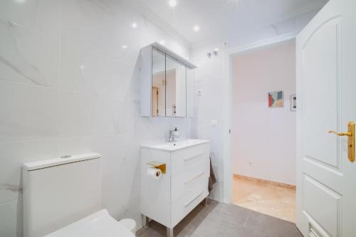 Baño blanco con lavabo y espejo en JAZMIN MIRAFLORES SENSATIONAL VIEW! POOL, TERRACE, WiFi en La Cala de Mijas