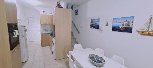 uma cozinha com paredes brancas e electrodomésticos brancos em STAY EasyDream Maisonette em Paralimni