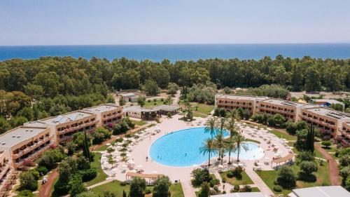 una vista aérea de un complejo con piscina en VALTUR OTIUM RESORT en Villapiana