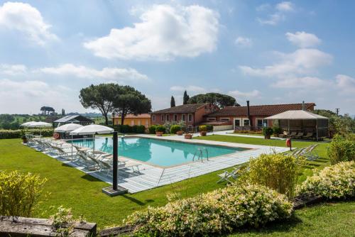 uma imagem de uma piscina num quintal em Agriturismo Corte Benedetto em Montecarlo