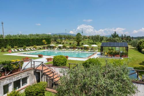 une image d'un complexe avec une piscine dans l'établissement Agriturismo Corte Benedetto, à Montecarlo