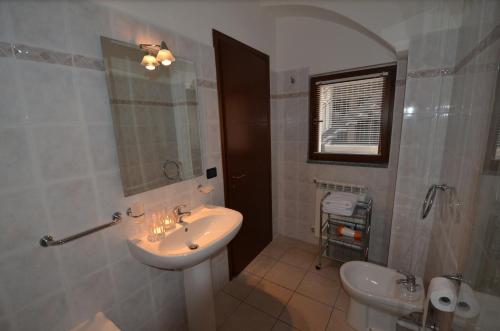 a bathroom with a sink and a toilet at Lake Como View Apartement Allegro in Acquaseria