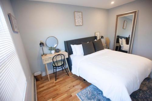 En eller flere senge i et værelse på Alafia- Cozy JFK Area Home - This property is a hosted property meaning the host live on site