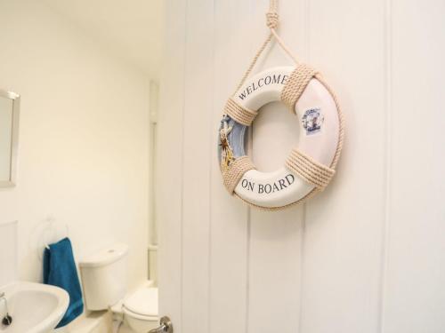 a wreath hanging on a wall in a bathroom at Cwt Ci in Llangefni