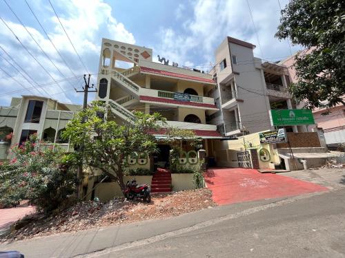 un edificio al lado de una calle en The Padmavathi Guest House - Vizag, en Visakhapatnam