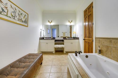 La grande salle de bains est pourvue d'une baignoire et d'un lavabo. dans l'établissement Large, Elegant Home Less Than 2 Miles to Ole Miss!, à Oxford