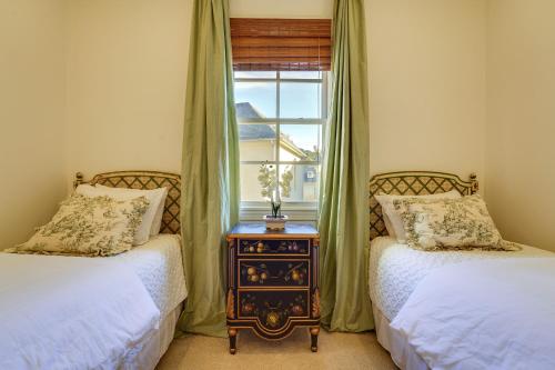 - 2 lits dans une chambre avec fenêtre dans l'établissement Large, Elegant Home Less Than 2 Miles to Ole Miss!, à Oxford