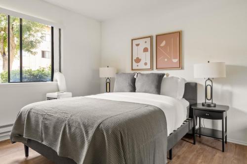 Ένα ή περισσότερα κρεβάτια σε δωμάτιο στο Mountain View 1BR w Pool Gym SFO-1084