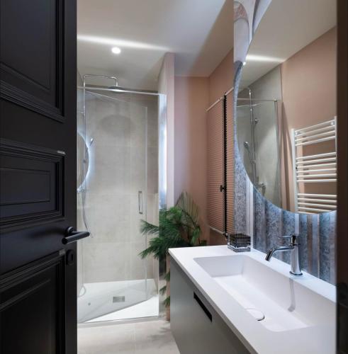 une salle de bain avec un lavabo, une douche et un miroir dans l'établissement Notre-Dame - OG IMMO, à Annecy