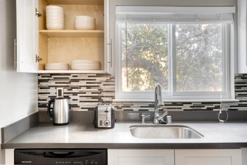 San Mateo studio w pool wd nr 20 restaurants SFO-1148 في سان ماتيو: مطبخ مع حوض ونافذة