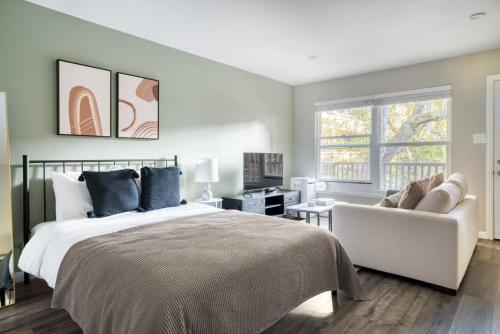 San Mateo studio w pool wd nr 20 restaurants SFO-1148 في سان ماتيو: غرفة نوم بها سرير وأريكة ونافذة