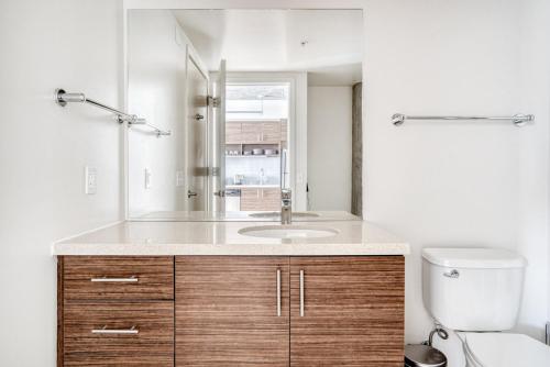 ein Badezimmer mit Waschbecken und Toilette in der Unterkunft Lower Nob Hill 1BR w Gym Roof nr bars SFO-689 in San Francisco