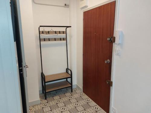 Cette chambre dispose d'un placard avec une porte en bois. dans l'établissement charmant studio proche du centre de neuville les dieppe, à Le Pollet