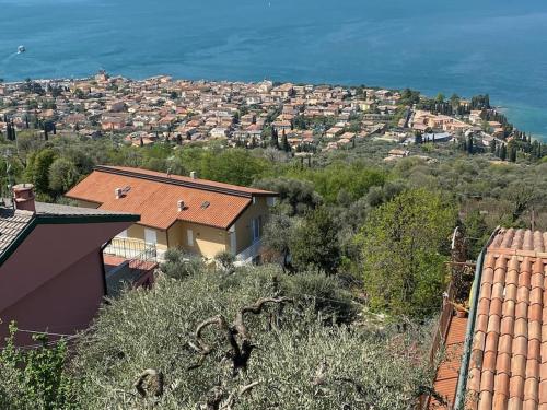 a view of a town with houses and the ocean at Villa Malù - APT Luisa Piscina e vista lago in Torri del Benaco