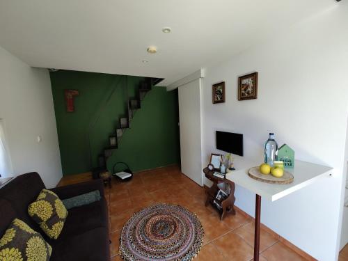 Casas do Arrabalde في أمارانتي: غرفة معيشة مع أريكة وطاولة