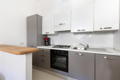 Virtuvė arba virtuvėlė apgyvendinimo įstaigoje Milan Comfy APT - Calvairate District