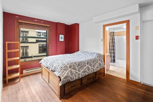 een slaapkamer met een bed en een raam bij Bridge View Suite by Iris Properties! in Victoria
