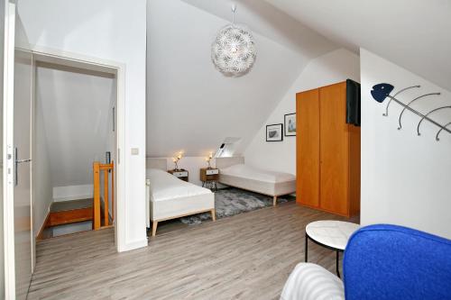 ein Wohnzimmer mit einem Sofa und einem Bett in einem Zimmer in der Unterkunft Meeresblick Wohnung 515 in Kühlungsborn