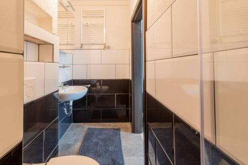 ein kleines Bad mit einem Waschbecken und einem WC in der Unterkunft Gemütliches Apartment in Neuwied in Neuwied