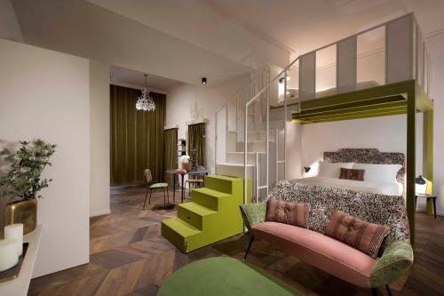 - une chambre avec un lit et un salon dans l'établissement Agora' - Boutique Stays, à Turin