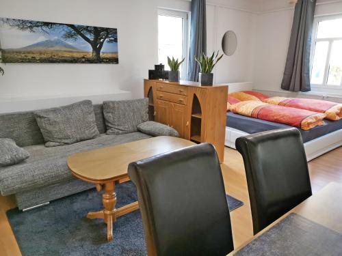 - un salon avec un canapé et une table dans l'établissement Musashi Apartment 1, à Weimar
