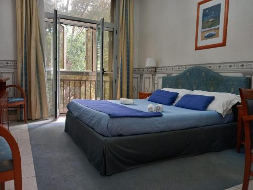 1 dormitorio con 1 cama grande con almohadas azules en City Hall en Catania