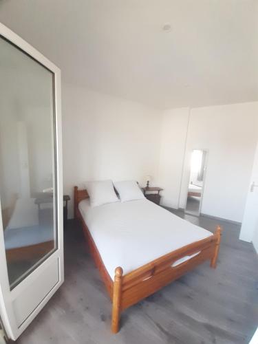 sypialnia z łóżkiem i telewizorem w obiekcie appartement 45m2 parking gratuit en plein centre ville w mieście Valras-Plage