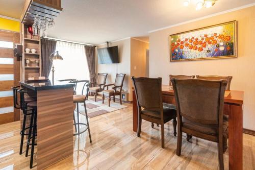 a living room with a dining room table and chairs at Excelente Departamento en Penco, cerca de la playa, del centro y de la plaza in Penco