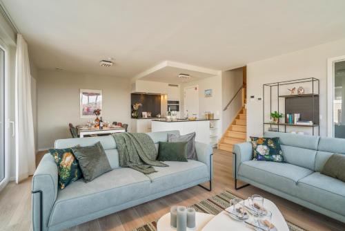 Гостиная зона в Orion View - brand new apartment with swimming pool
