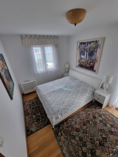 1 dormitorio con 1 cama grande en una habitación en Charming apartment, 2 garage parking en Split