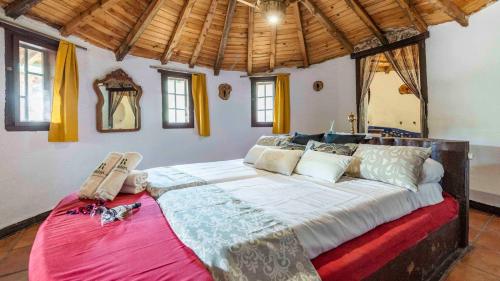 ein Schlafzimmer mit einem großen Bett in einem Zimmer in der Unterkunft Casa de Piedra La Laguna de Tiscar Puente Genil by Ruralidays in Puente-Genil