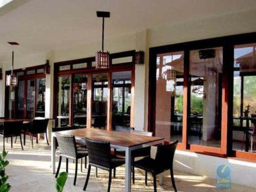 a table and chairs in front of a restaurant at Taiba Beach Resort - Apt Duplex Novo in Taíba