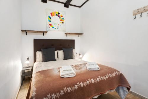 a bedroom with a large bed with two towels on it at Villa Luisa en Frontera in Tigaday