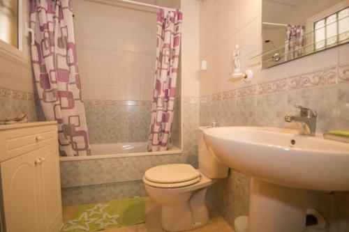 オリフエラ・コスタにあるMolino Blanco II 3039のバスルーム(洗面台、トイレ、シンク付)