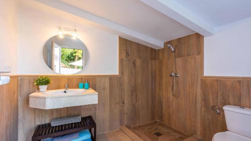 ein Bad mit einem Waschbecken und einer Dusche in der Unterkunft Fuente Barrera El Gastor by Ruralidays in El Gastor