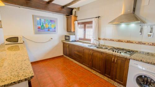 uma cozinha com um lavatório e um fogão em La Carrasca II Priego de Córdoba by Ruralidays em Priego de Córdoba