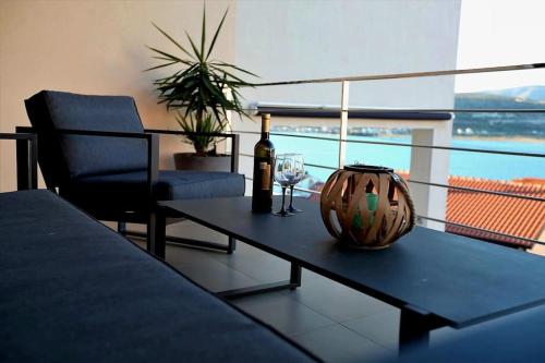 トロギールにあるLuxury Villa Lana Apt, Seaview Terrace, Large Outdoor Space, BBQのワイン1本とグラス1杯付きのテーブル
