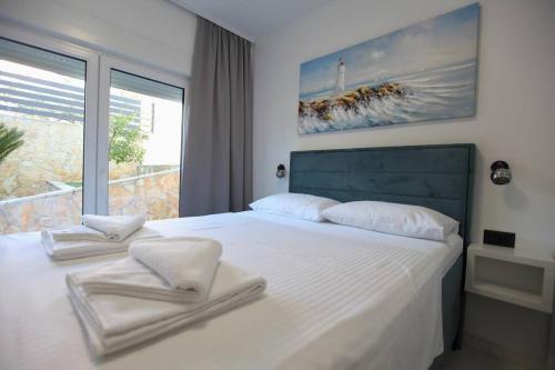 Luxury Villa Lana Apt, Seaview Terrace, Large Outdoor Space, BBQ